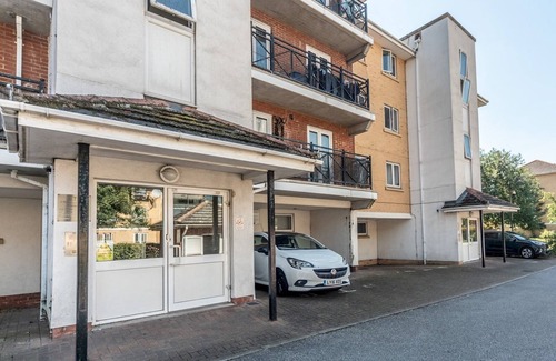 Abbey Wood Apartment | Pass the Keys | Fresh and Stylish Central Flat With Parking and Garden