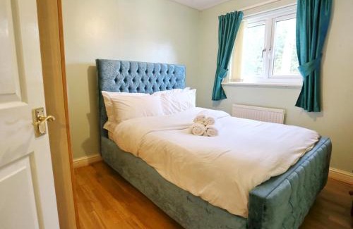 Salford House | Pass the Keys Garden Family Home near by University of Salford