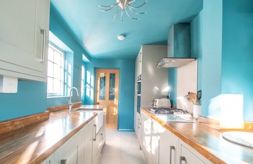 Henley House | Pass the Keys | Cosy cottage, walking distance to Hart Street