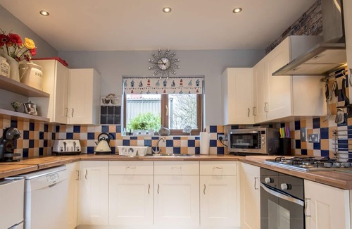 Kilgetty House | Pass the Keys | The Cwtch Near Oakwood sleeps 4