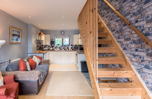 Kilgetty House | Pass the Keys | The Cwtch Near Oakwood sleeps 4