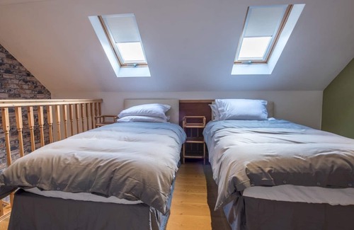 Kilgetty House | Pass the Keys | The Cwtch Near Oakwood sleeps 4