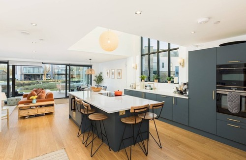Cirencester House | Pass the Keys | Stunning 5 bedroom lake-house | hot tub | views