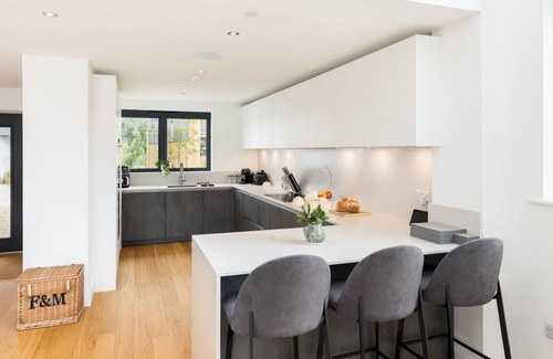 Cirencester House | Pass the Keys | Minety Lake lodge | hot tub | games room
