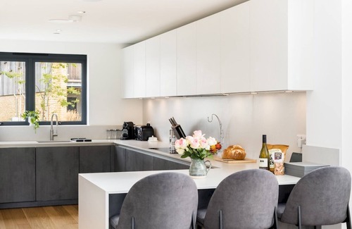 Cirencester House | Pass the Keys | Minety Lake lodge | hot tub | games room
