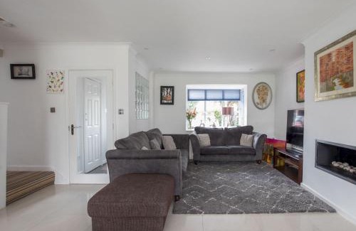 Old Windsor House | Pass the Keys Gorgeous Family Home Near River Thames-Old Windsor