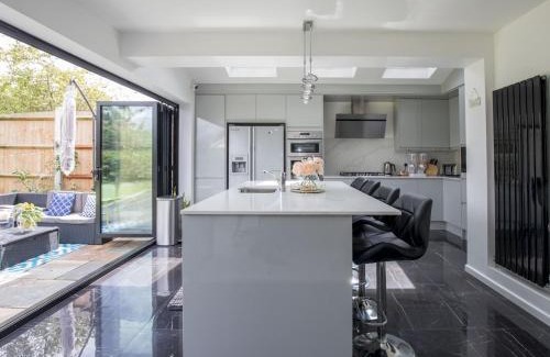 Old Windsor House | Pass the Keys Gorgeous Family Home Near River Thames-Old Windsor