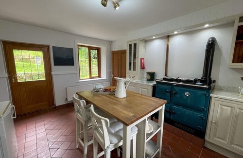 Longnor House | Pass the Keys | Idyllic Historical Country Retreat in Elkstone