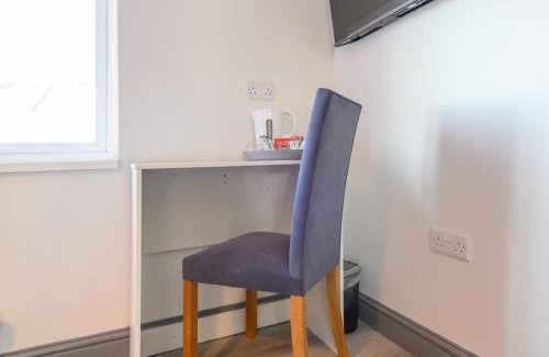Leeds Apartment | Pass the Keys Love Blooms in Lower Wortley - Couples Hideout with a Shared Kitchen