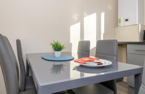 Leeds Apartment | Pass the Keys Love Blooms in Lower Wortley - Couples Hideout with a Shared Kitchen