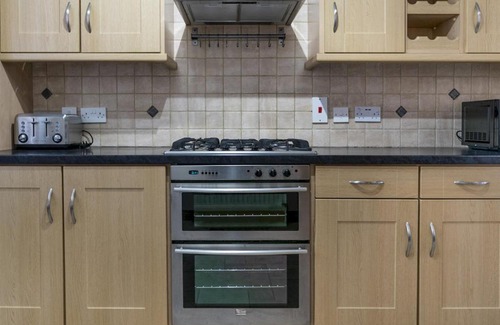 Belfast House | Pass the Keys Lovely 4BR Home w Garden 7 Min from City Centre