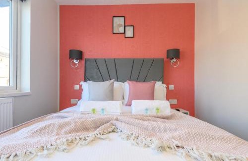 Leeds Apartment | Pass the Keys Lower Wortley 1 Couples Paradise with a Shared Kitchen