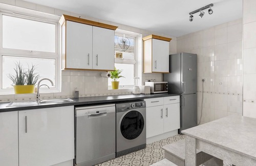Clapton House | Pass the Keys | Lux Garden House in Millfield ParkVilla, Clapton