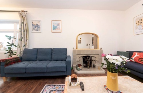 Barnehurst House | Pass the Keys | Luxurious and Spacious 3 Bed Home Away From Home