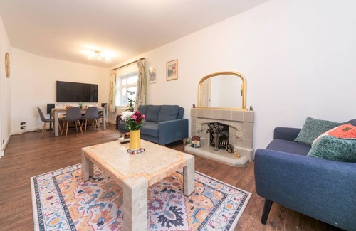 Barnehurst House | Pass the Keys | Luxurious and Spacious 3 Bed Home Away From Home