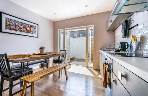 Queens Quarter House | Pass the Keys Luxury 2Bed 2Bath Townhouse - Perfect for Winter Stay