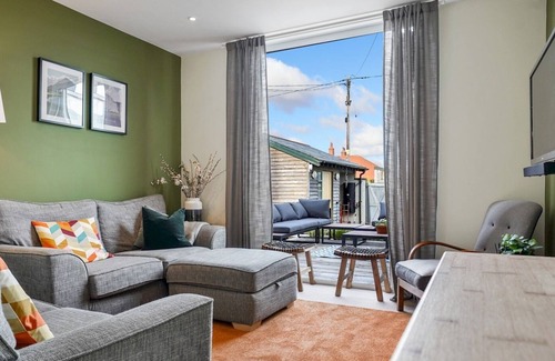 Borth House | Pass the Keys | Luxury 7 Bed Beachfront Victorian Terrace House