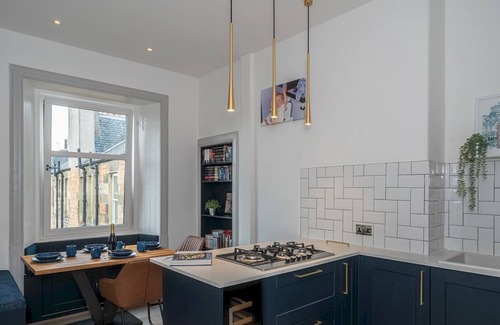 Bruntsfield Apartment | Pass the Keys | Luxury Top Floor 2 Bedroom Apartment