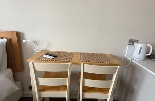St. Margarets and North Twickenham Apartment | Pass the Keys | Modern Elegant Studio 20 Minutes to Central London