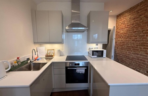 St. Margarets and North Twickenham Apartment | Pass the Keys | Modern Elegant Studio 20 Minutes to Central London