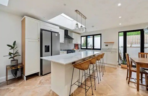 Knight's Hill House | Pass the Keys | Modern and luxury London house