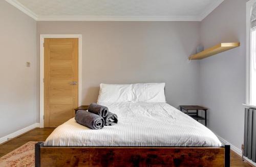 Cheadle House | Pass the Keys Modern Comfortable Home with parking