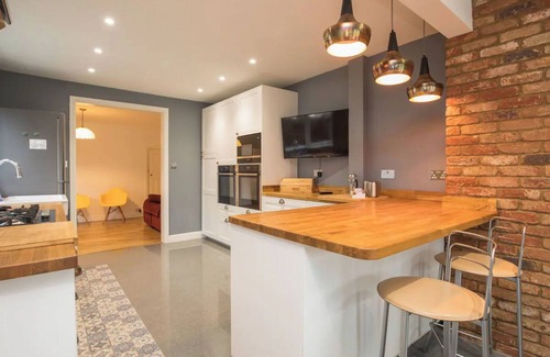Camberley House | Pass the Keys | Modern 3-Bedroom House in Camberley w/Parking