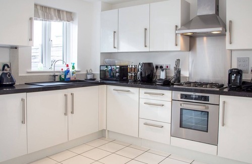 Maidstone House | Pass the Keys | Modern and Luxurious House for 5