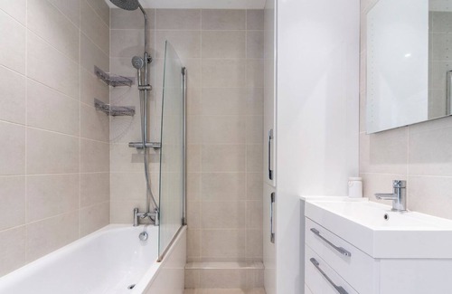 South Richmond Apartment | Pass the Keys | Modern Apartment In Richmond Town Centre