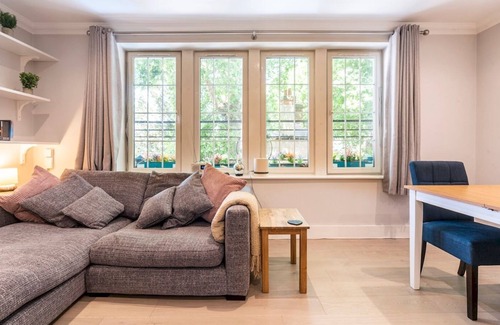 South Richmond Apartment | Pass the Keys | Modern Apartment In Richmond Town Centre