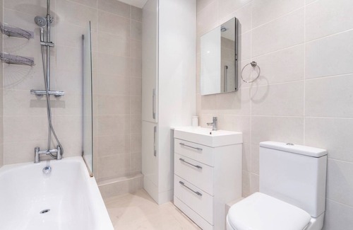 South Richmond Apartment | Pass the Keys | Modern Apartment In Richmond Town Centre