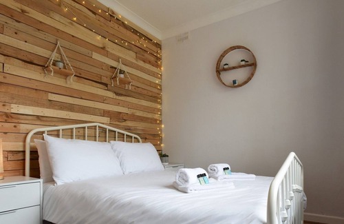 South Hayling Apartment | Pass the Keys | New Cosy 2 Bed Flat with garden nr Beach Sleeps4
