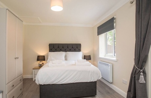 Langley Marish Apartment | Pass the Keys | Newly Refurbished 4 SLR Flat Free Parking