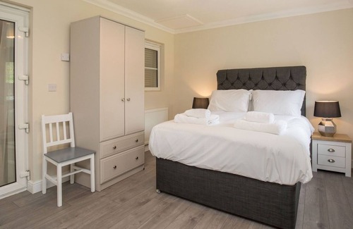 Langley Marish Apartment | Pass the Keys | Newly Refurbished 4 SLR Flat Free Parking