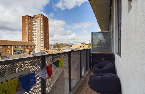 Homerton Apartment | Pass the Keys | Perfectly Located Apartment