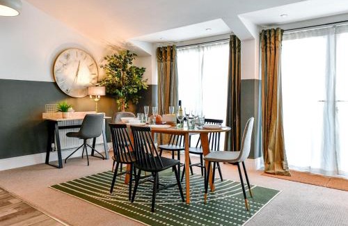 Newport House | Pass the Keys Perfectly located stylish 2 bed home with Parking