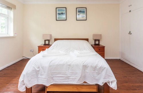 Coombe Hill House | Pass the Keys | Pretty house near Richmond Park