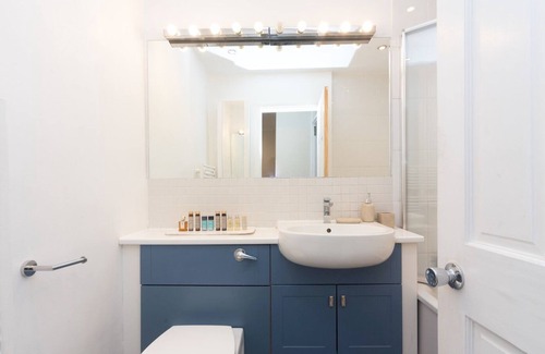 Coombe Hill House | Pass the Keys | Pretty house near Richmond Park