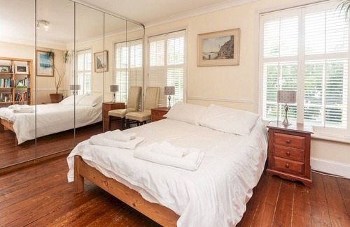 Coombe Hill House | Pass the Keys | Pretty house near Richmond Park