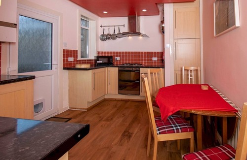 Renfrew Apartment | Pass the Keys | Private Entrance GF 2 bed flat near Renfrew Centre