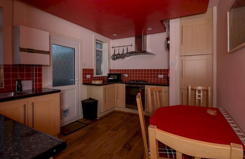 Renfrew Apartment | Pass the Keys | Private Entrance GF 2 bed flat near Renfrew Centre