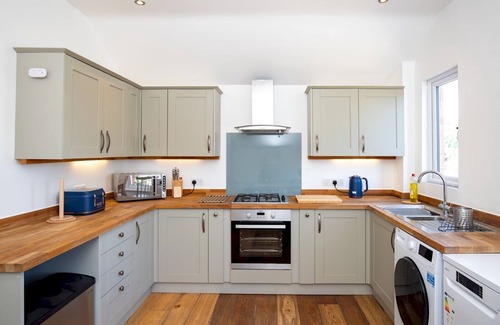 Burnham-on-Sea Apartment | Pass the Keys | Stylish 2 Bed Flat near Beach+M5