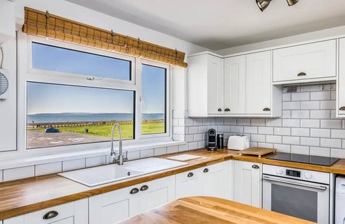 South Hayling Apartment | Pass the Keys | Seaside Flat - Amazing Sea Views