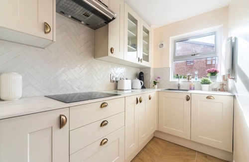 Worcester Park House | Pass the Keys | Stylish 2 Bedroom Family Home