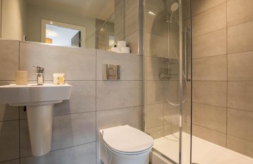 Slough Apartment | Pass the Keys Sophisticated Apartment w Parking - Central Slough