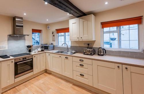 Church Stretton House | Pass the Keys Spacious home sleeps 9 - walker cyclist retreat