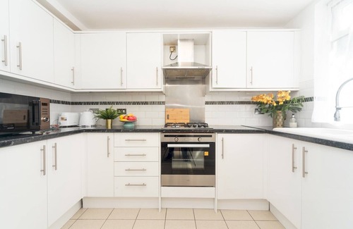 Barnehurst House | Pass the Keys | Spacious 4 Bed House Free Parking Near Station