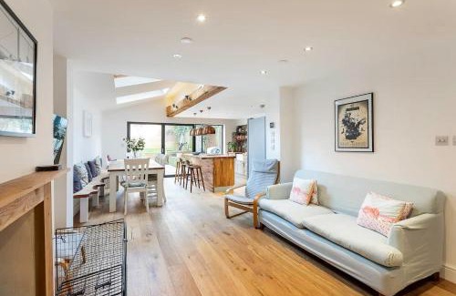 Camberwell Green House | Pass the Keys Spacious Camberwell house 30min bus Central London