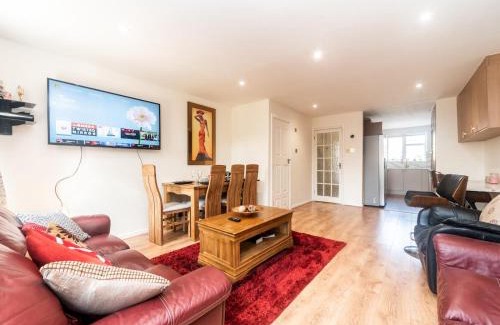 Thamesmead House | Pass the Keys Spacious Cosy Home Close To London Abbey Wood