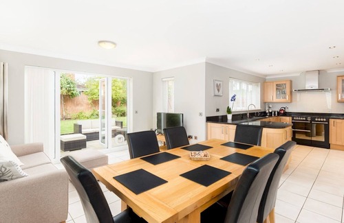 Leamington Spa House | Pass the Keys | Spacious 4Bed Warwick Family Home, with Parking